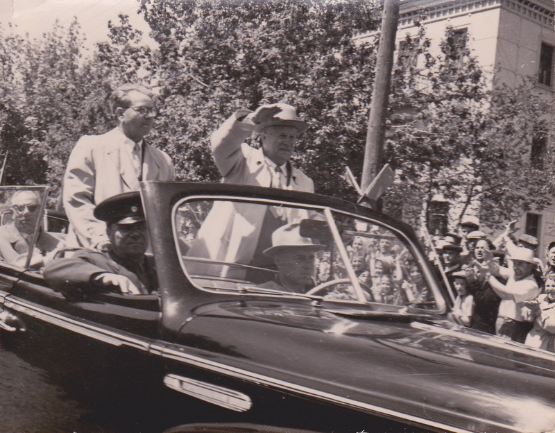  15 мая. Проезд Хрущева по городу